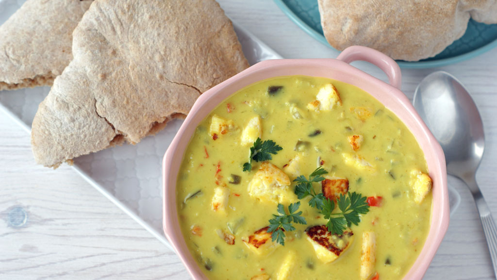 Kostki sera Capri po indyjsku w sosie kokosowym z chlebkiem piata