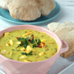 Kremowy sos kokosowy z kurkumą, imbirem, czosnkiem i smażonym serkiem Capri