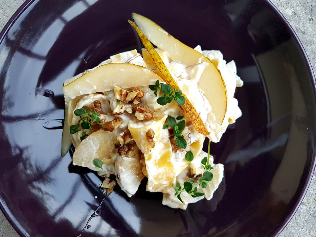 sałatka makaronowa z gruszkami i orzechami włoskimi