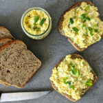 Kromki chleba z aromatyczną pastą jajeczną