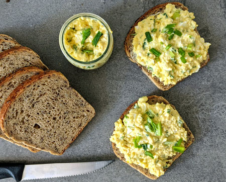 Kromki chleba z aromatyczną pastą jajeczną