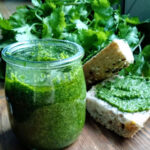 zielone pesto z pietruszki naciowej podane z chlebem