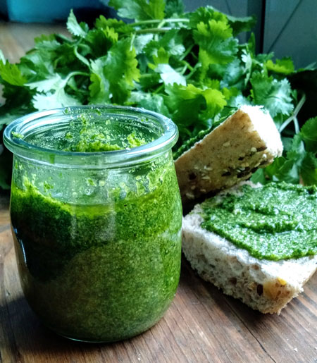 zielone pesto z pietruszki naciowej podane z chlebem