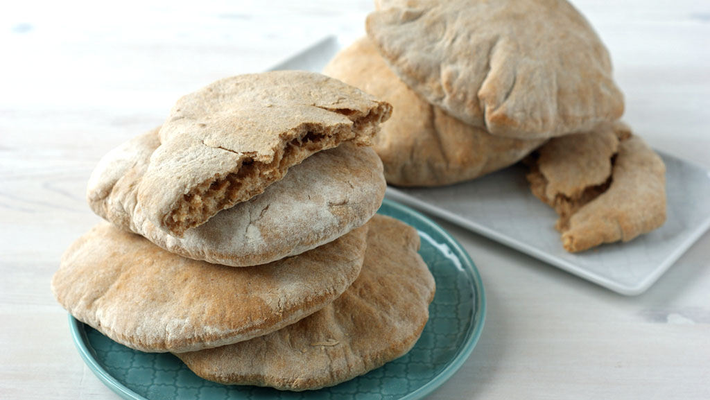 przełamany chlebek pita z otrębami orkiszowymi