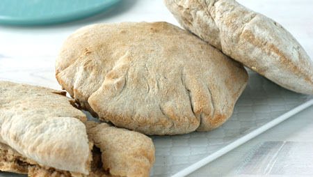 domowe chlebki pita z otrębami orkiszowymi