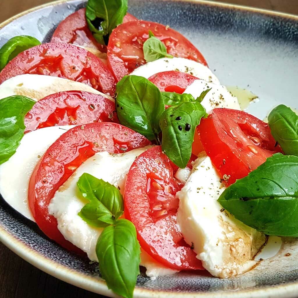 mozzarella z pomidorami i bazylią. Sałatka caprese
