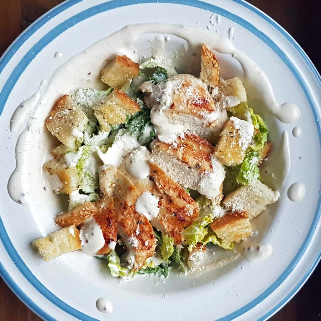 sałatka cezara z piersią kurczaka