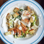 sałatka cezara z piersią kurczaka