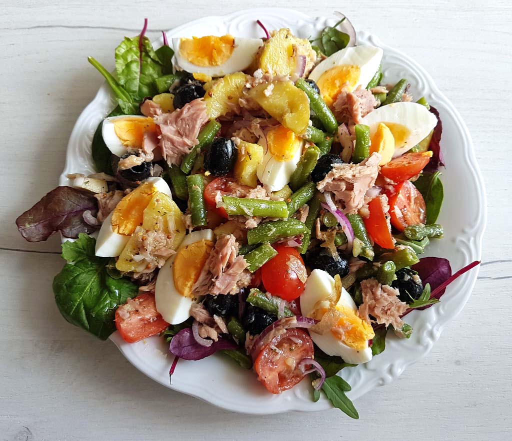 sałatka nicejska z jajkiem, tuńczykiem, pomidorkami