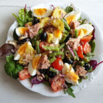 sałatka nicejska z jajkiem, tuńczykiem, pomidorkami