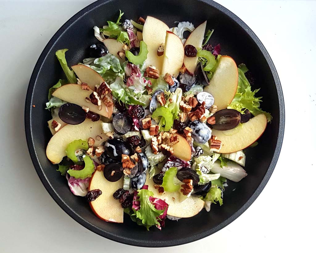 Sałatka z orzechami, winogronami i jabłkiem. Sałatka Waldorf