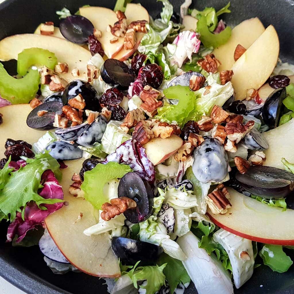 Sałatka z orzechami, winogronami i jabłkiem. Sałatka Waldorf