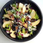 Sałatka z orzechami, winogronami i jabłkiem. Sałatka Waldorf