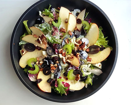 Sałatka z orzechami, winogronami i jabłkiem. Sałatka Waldorf