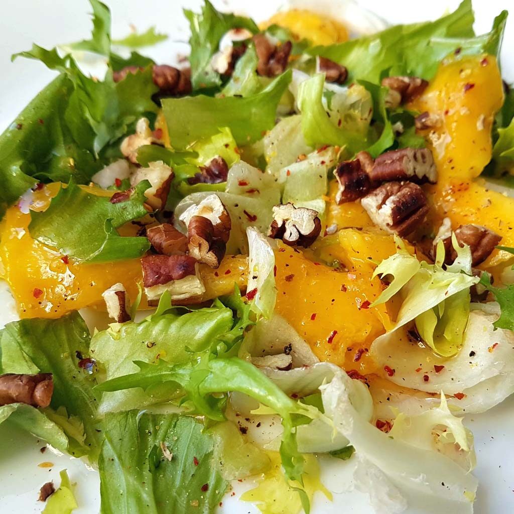 mieszanka sałat, mango i orzechy