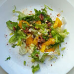 mieszanka sałat, mango i orzechy