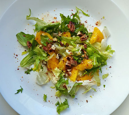 mieszanka sałat, mango i orzechy