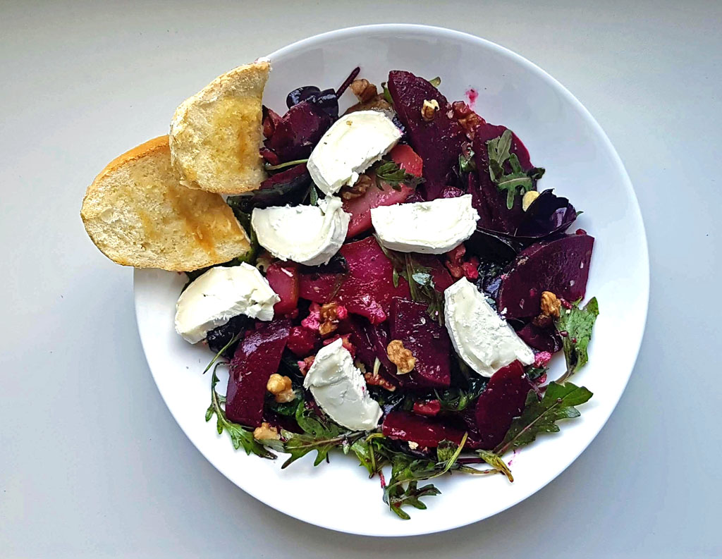sałatka z kozim serem, burakami, rukolą i grzankami