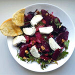 sałatka z kozim serem, burakami, rukolą i grzankami