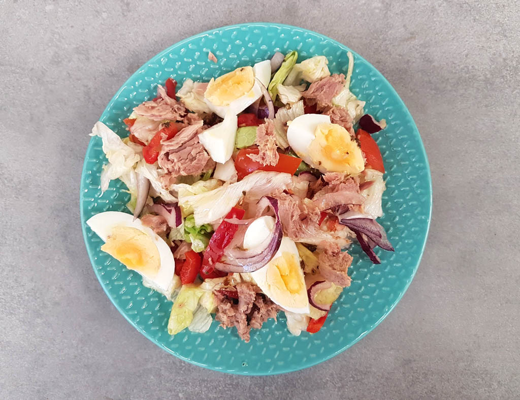 sałata lodowa z tuńczykiem i jajkiem na twardo
