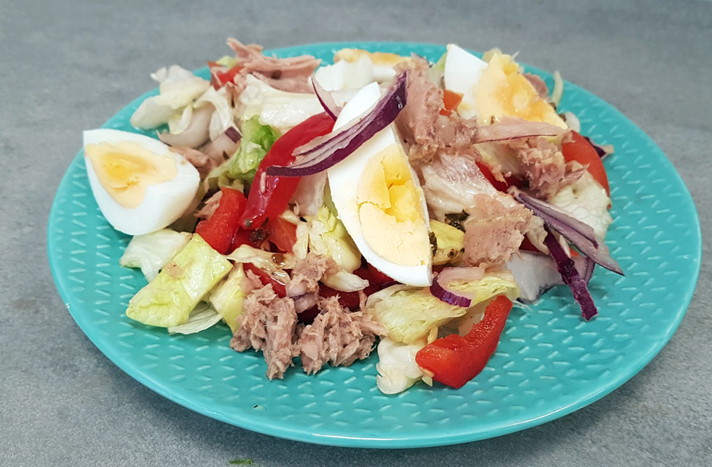 sałata lodowa z tuńczykiem i jajkiem na twardo