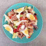 sałata lodowa z tuńczykiem i jajkiem na twardo