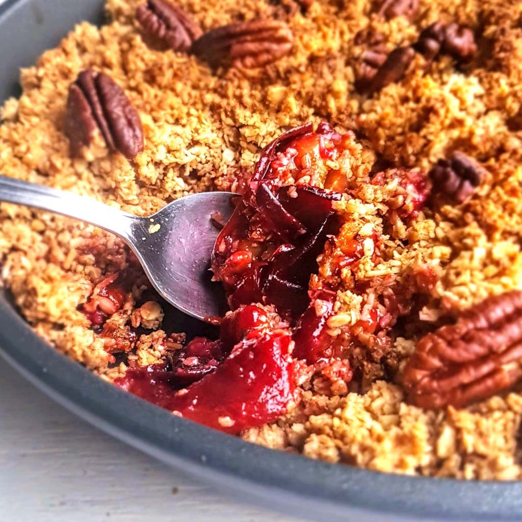 śliwki zapiekane z kruszonką i orzechami