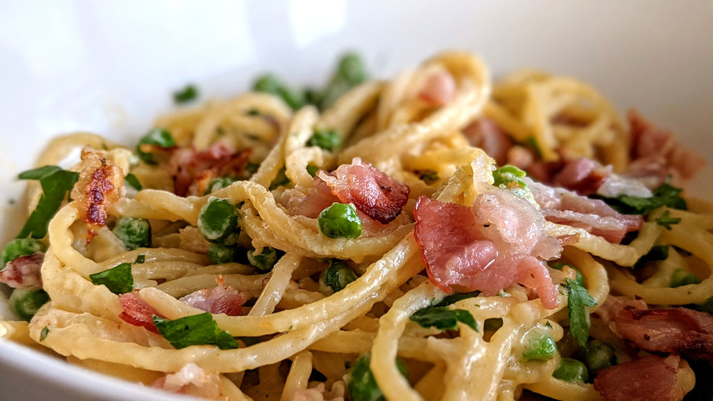 Spaghetti z zielonym groszkiem i boczkiem.