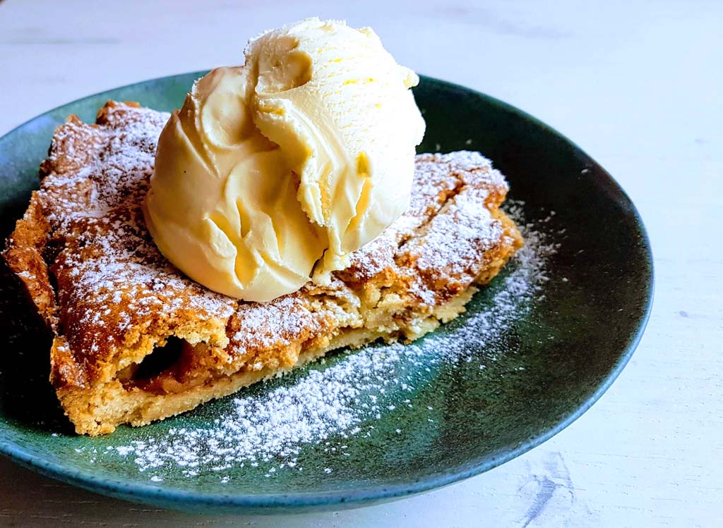 szarlotka na kruchym cieście z lodami