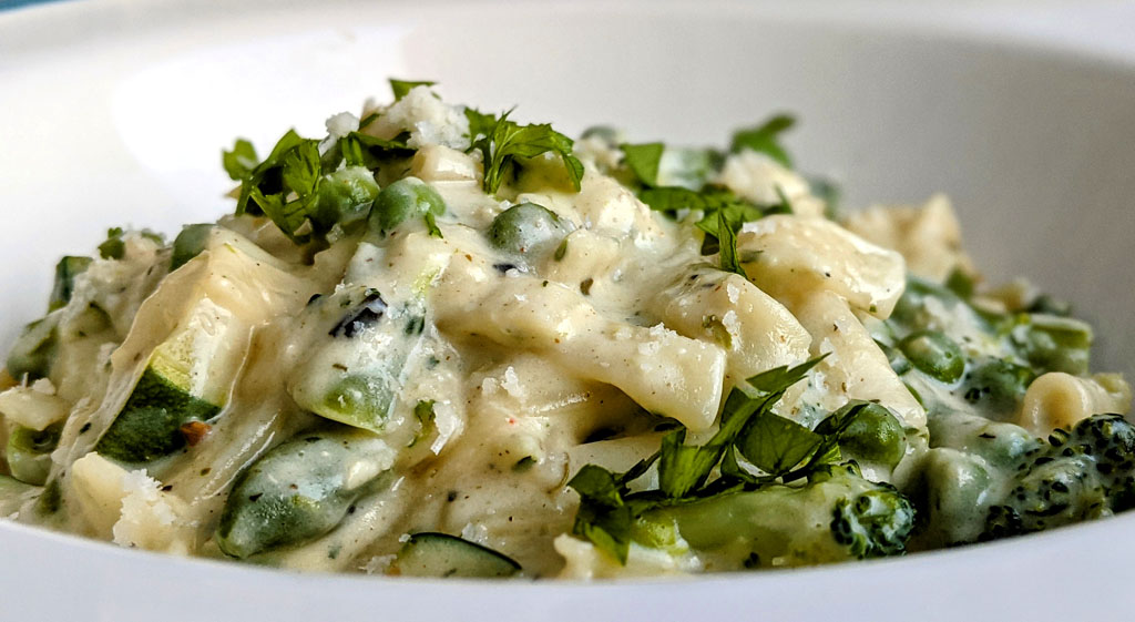 Wstążki tagliatelle z kremowym sosem i zielonymi warzywami