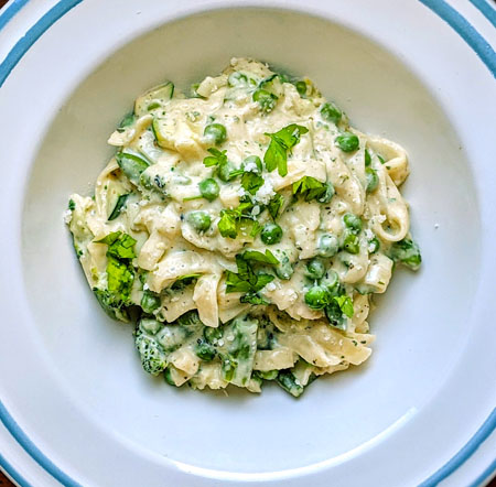 Sos z zielonymi warzywami i makron tagliatelle