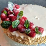 tort z białym kremem i malinami