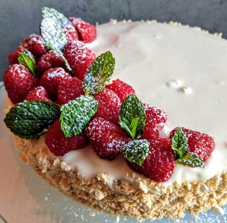 tort z białym kremem i malinami