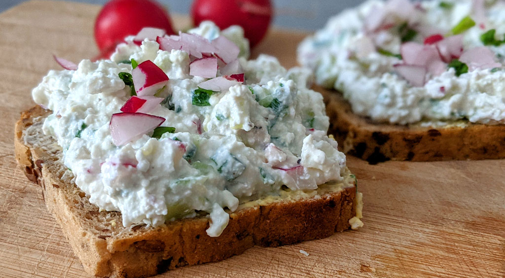 Nowalijki w paście twarogowej podane z chlebem