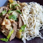 mięso wołowe z makaronem udon
