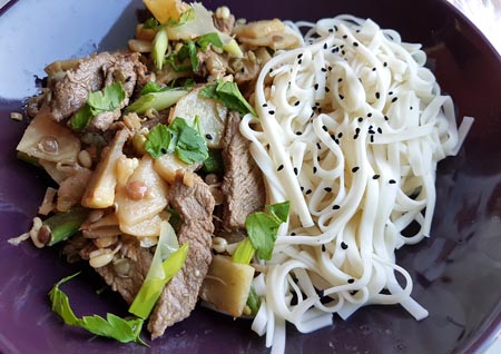 mięso wołowe z makaronem udon