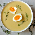 porcja wielkanocnej, kremowej zupy chrzanowej podaje z jajkiem na twardo