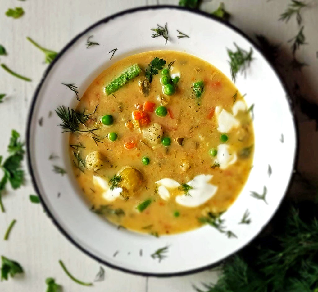 zupa jarzynowa z zielonym groszkiem i koperkiem