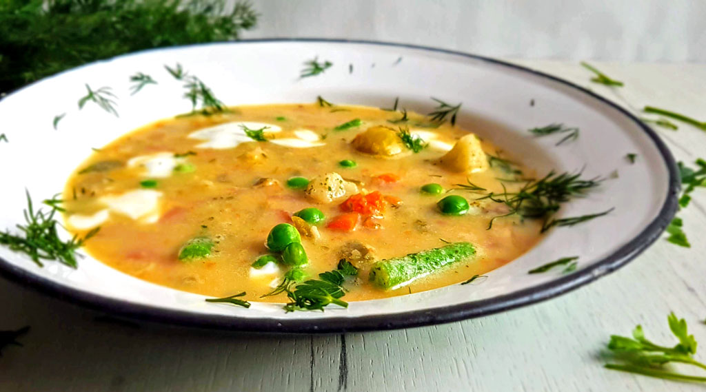 zupa jarzynowa z zielonym groszkiem i koperkiem