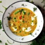 zupa jarzynowa z zielonym groszkiem i koperkiem