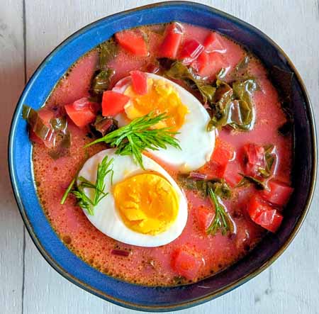 Wiosenna zupa z botwinki z jajkiem