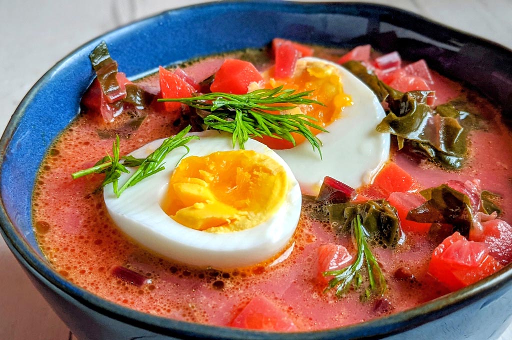 Wiosenna zupa z botwinki z jajkiem