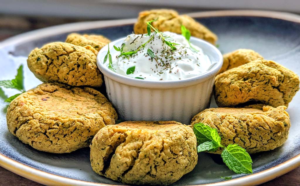 Kotleciki obiadowe z ciecierzycy z dipem