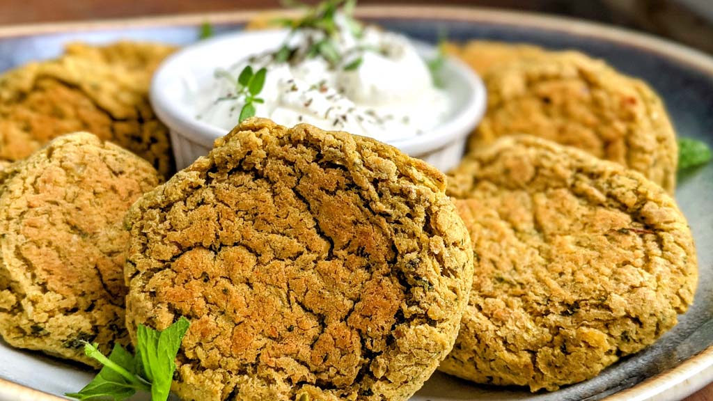 Kotleciki obiadowe z ciecierzycy z dipem