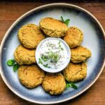 Kotleciki obiadowe z ciecierzycy z dipem