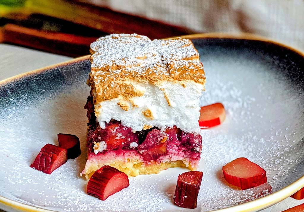 kruchy placek z rabarbarem i bezową pianką