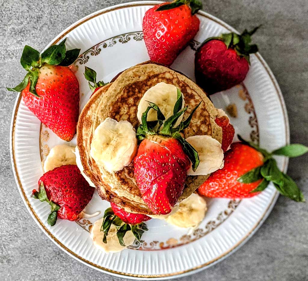 pancakes, pankejki z tofu, bananem i truskawkami