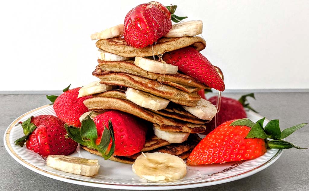 pancakes, pankejki z tofu, bananem i truskawkami