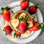 pancakes, pankejki z tofu, bananem i truskawkami