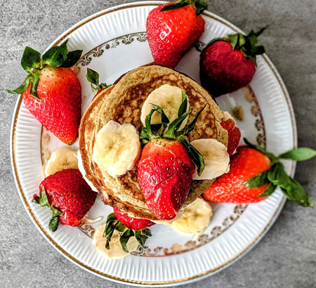 pancakes, pankejki z tofu, bananem i truskawkami